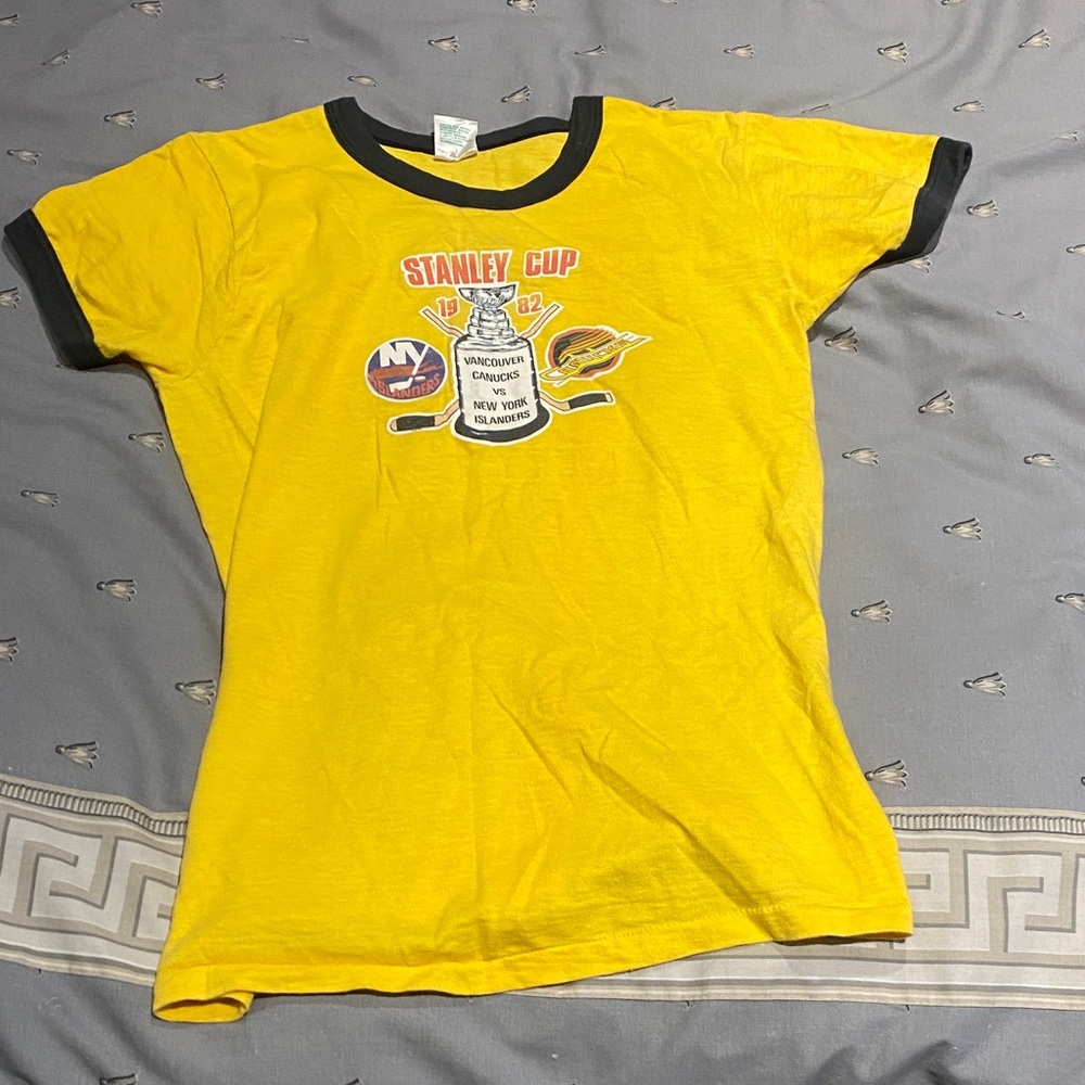 New York Islanders versus Vancouver Canucks vintage T-shirt